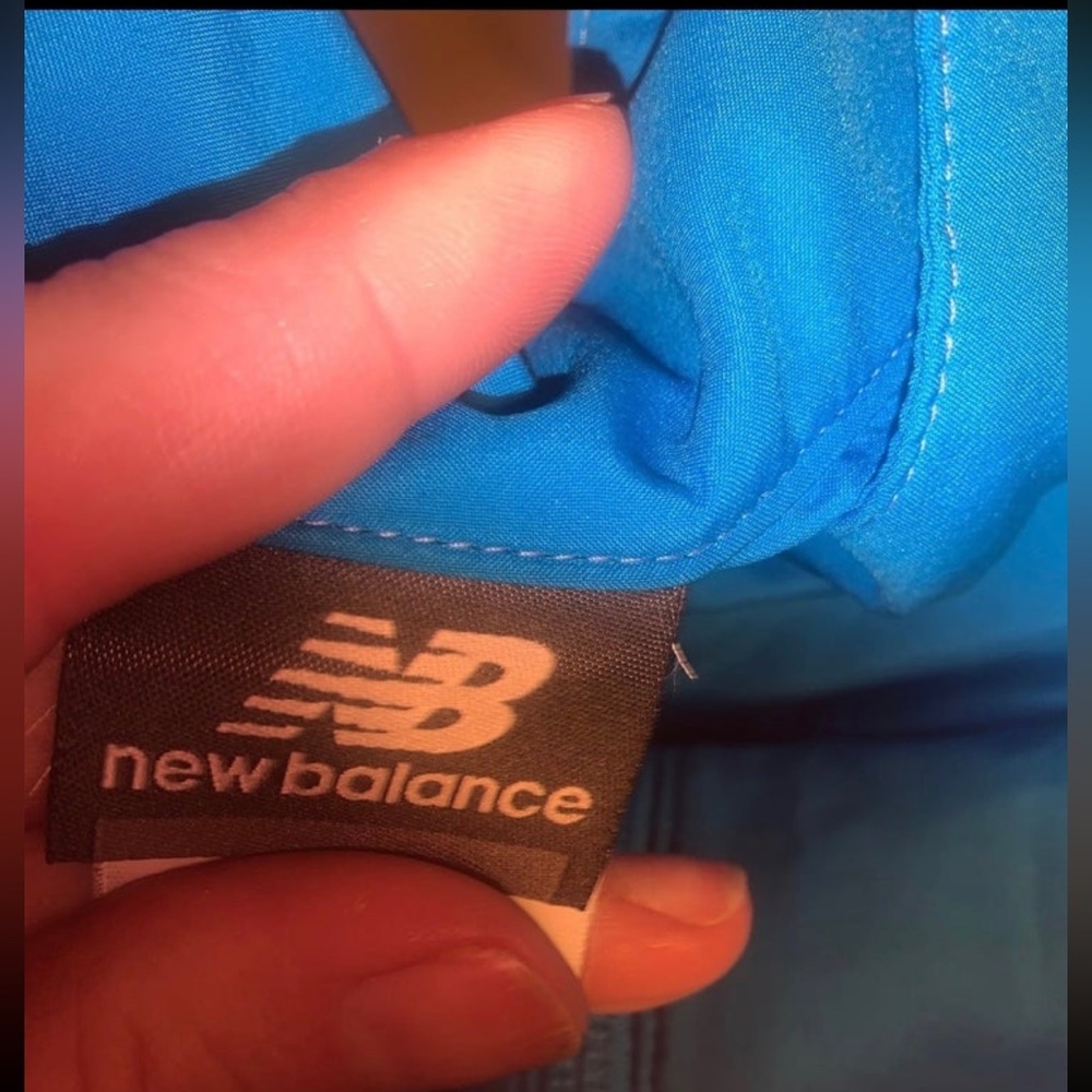 New Balance Lightweight Windbreaker - Picture 5 of 6